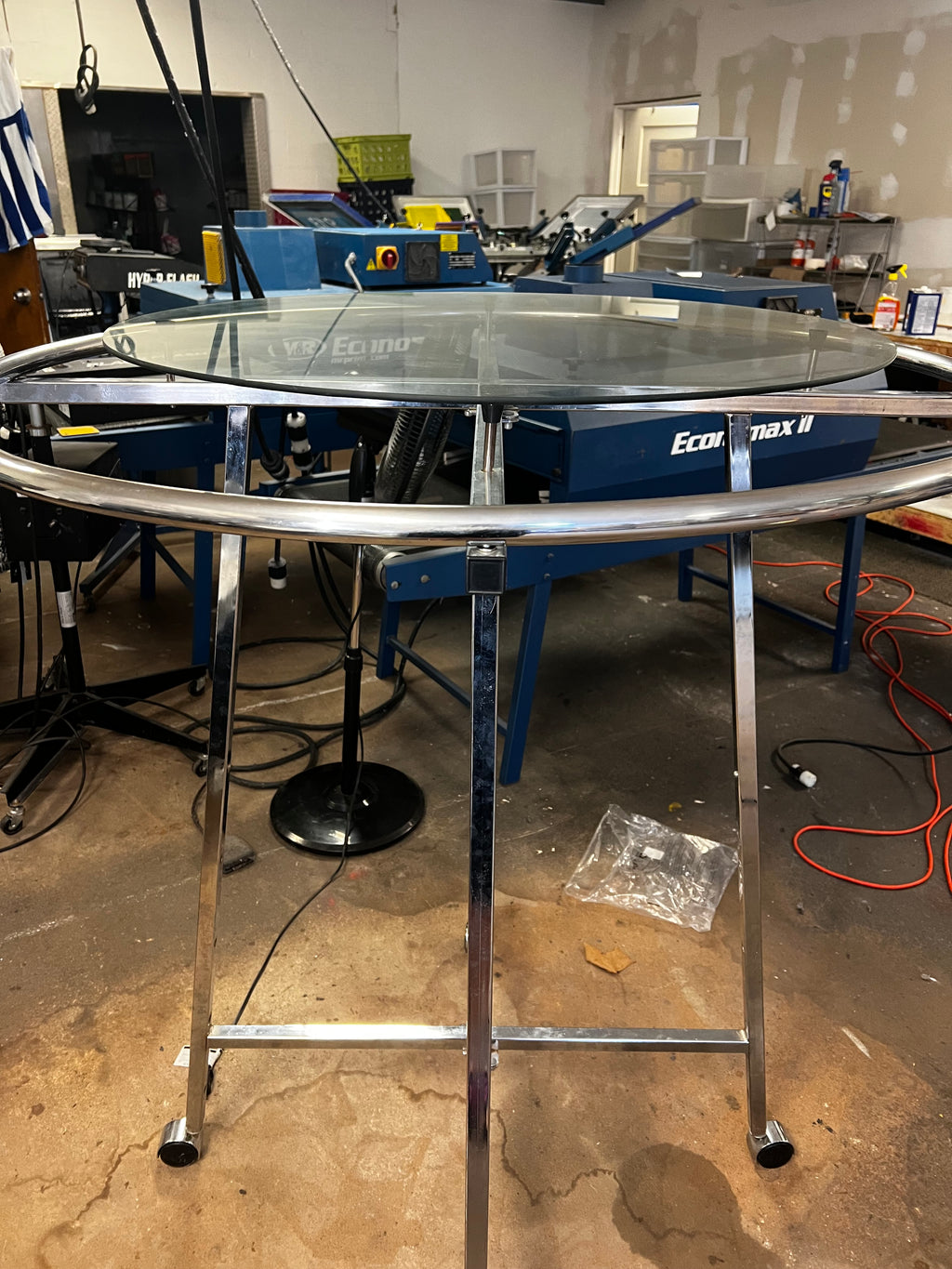 Round Retail Clothing Rack w/ Glass Top – The Showpiece Spinner!