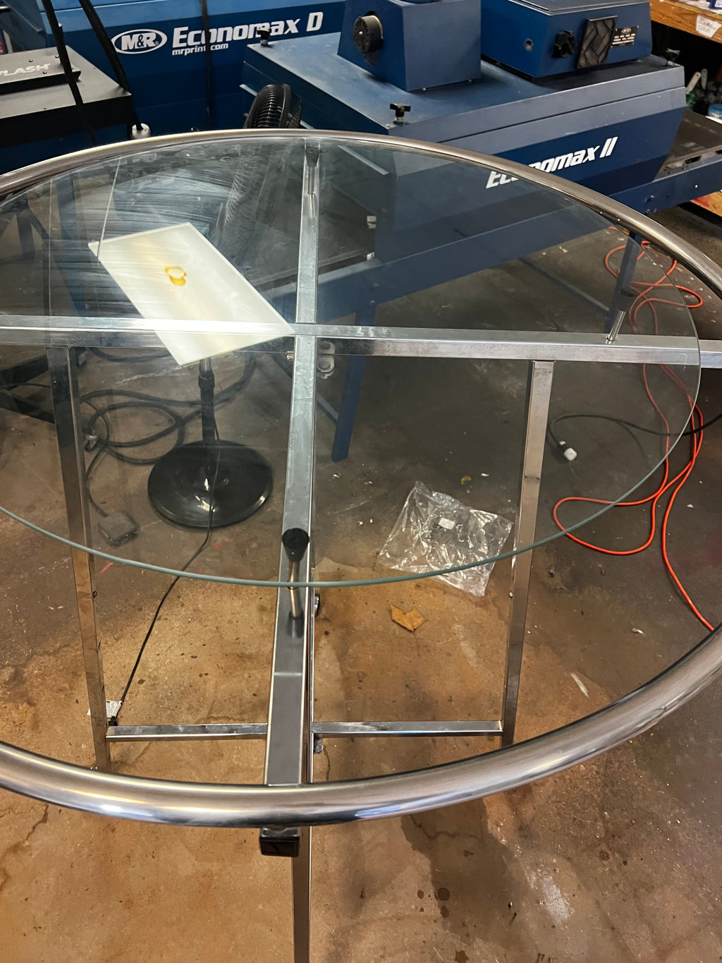 Round Retail Clothing Rack w/ Glass Top – The Showpiece Spinner!